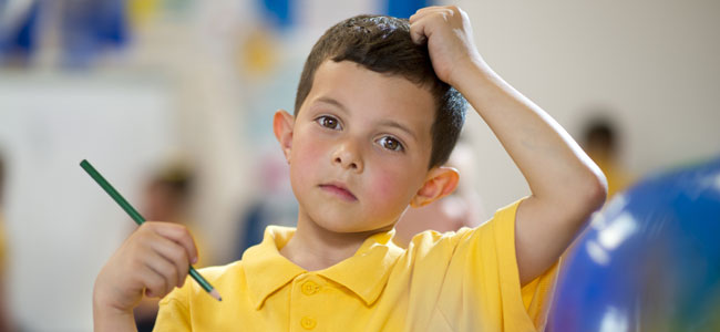 Quando as crianças pegam piolhos na escola