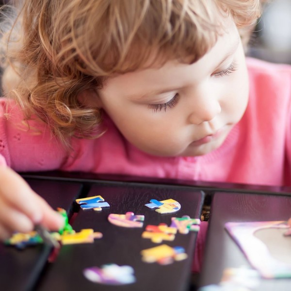 Mãe Ensinando Seu Filho a Jogar Xadrez Após Lição on-line Sobre Laptop Em  Casa. Jogo De Tabuleiro Para Pais E Crianças Imagem de Stock - Imagem de  atendimento, treinamento: 189100343