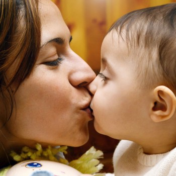 Beijar a boca dos bebês, sim ou não?
