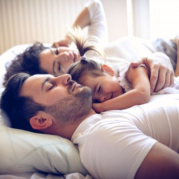 O bebê ou a criança deve ou não dormir na cama dos pais?