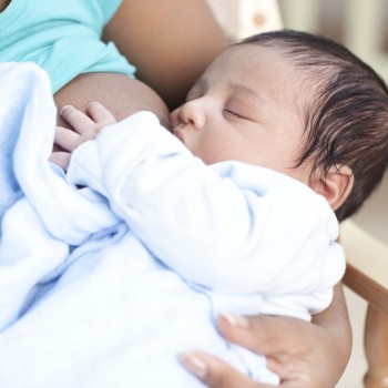 O bebê se afoga com o leite materno. Que fazer?