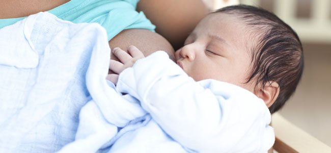 Quando o bebê se engasga com o leite materno