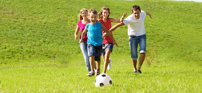 Grupo Do Jogo De Bola Bola Das Crianças Do Esporte E Dos Jogos