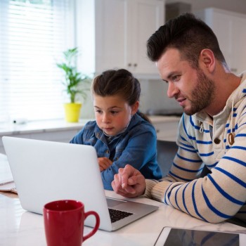 Ensinar as crianças a evitar informações falsas na internet