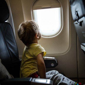 A primeira viagem da criança em avião