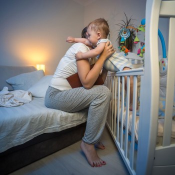 Bebê que dorme de dia e fica acordado de noite