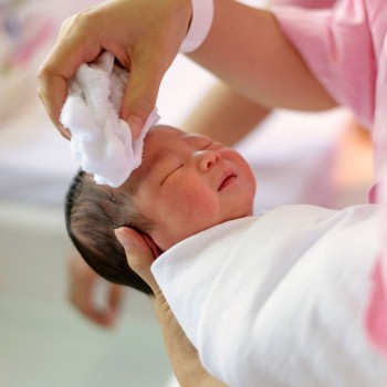 O primeiro banho do bebê é um momento inesquecível