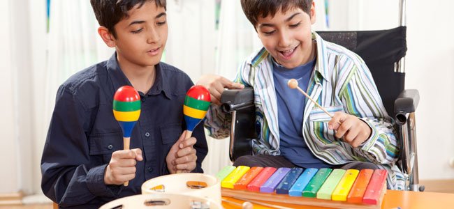 BRinquedos para crianças com deficiências