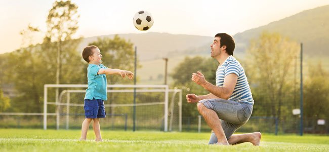 Futebol Infantil. As Crianças Jogam Futebol. a Luta Ativa E a