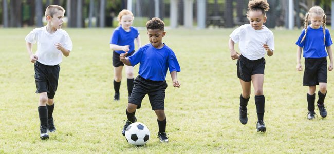 Meninos crianças jogando futebol, esporte, jogo, conjunto de