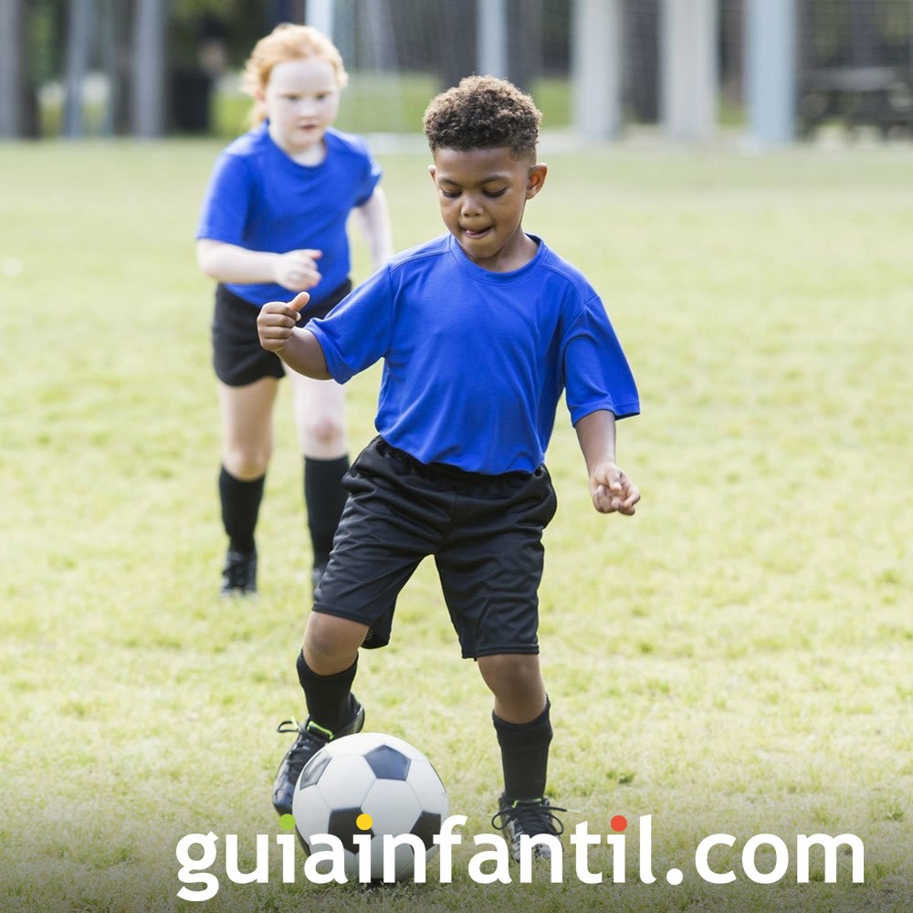 Jogo de futebol infantil. meninos jogando futebol no campo de