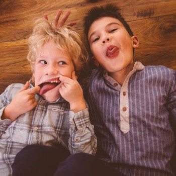 Como ensinar a criança a reconhecer más influências