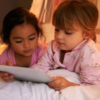 Por que as crianças adoram dormir fora de casa