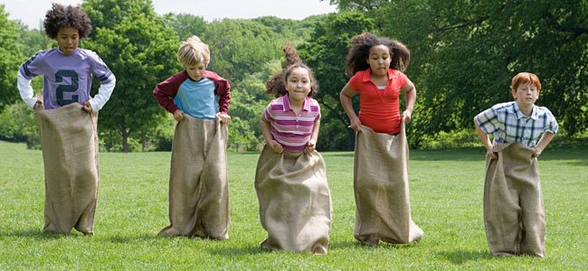 A corrida de saco. Jogo e brincadeira para crianças