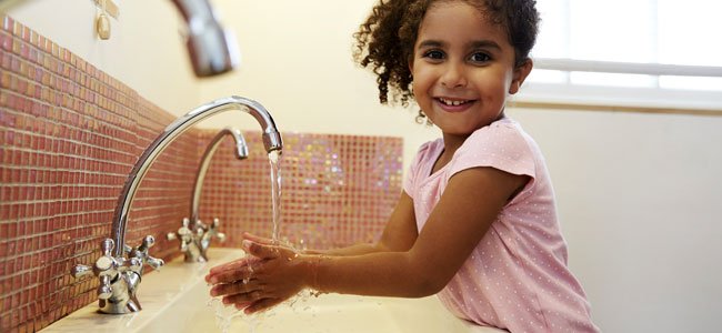 O hábito de lavar as mãos das crianças