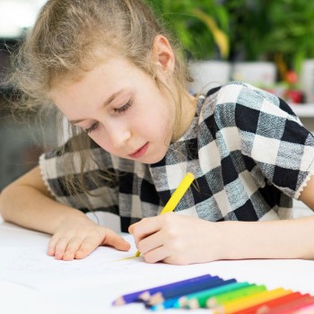 Como adaptar uma criança canhota em um mundo destro