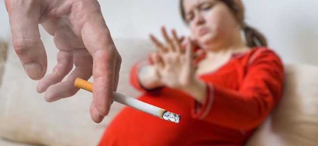 Fumar do lado la grávida é um êrro de pai