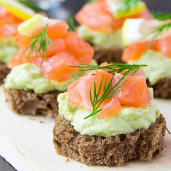 Canapé de abacate com salmão. Receitas rápidas para crianças