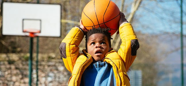 crianças que praticam esportes