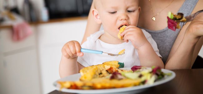 bebê começa a mastigar