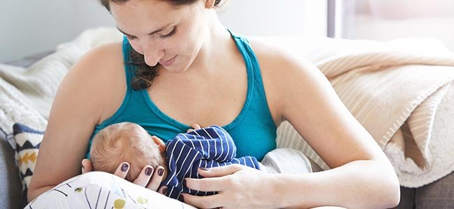 dar de mamar ao bebê