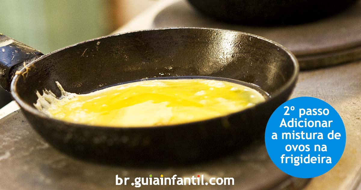 adicionar os ovos à frigideira para a omelete