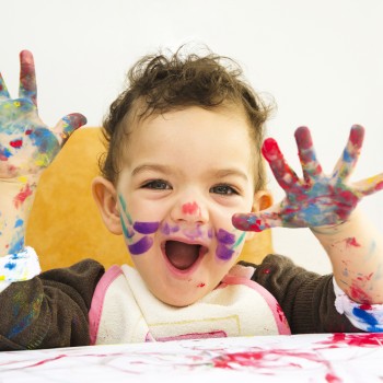 Pintura com os dedos na infância