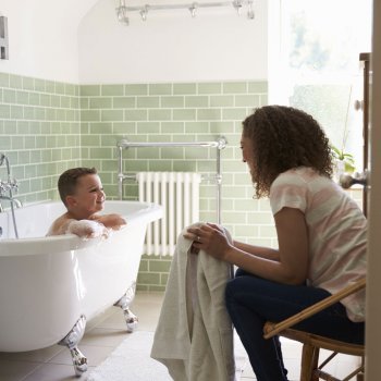 Quando as crianças podem tomar banho sozinhas