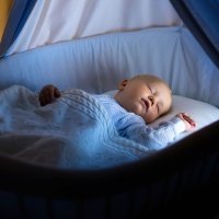 Os bebês devem dormir com ou sem luz?