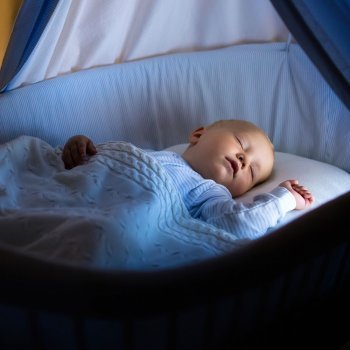 Os bebês devem dormir com ou sem luz?