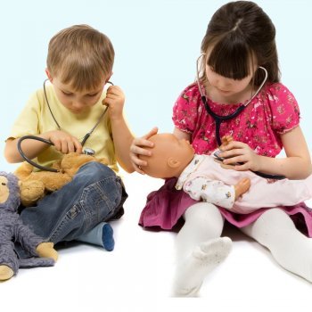 Por que não deve faltar um boneco entre os brinquedos do seu filho