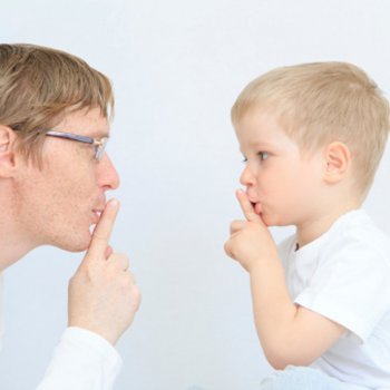 Timidez Infantil Timidez Insegurança. Uma Criança Indefesa Procura Apoio De  Um Pai. Garotinha Linda Escondida Atrás Imagem de Stock - Imagem de  feriado, felicidade: 279434879