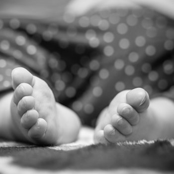 Meu celular nos sapatinhos do meu bebê