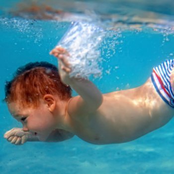 Mergulhos perigosos das crianças na piscina