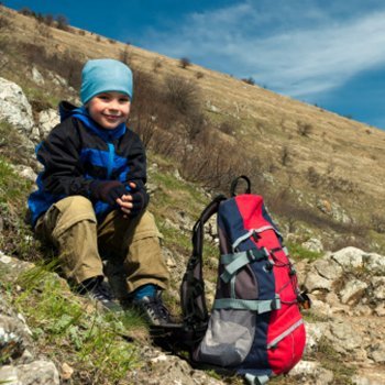 O que colocar na mochila de acampamento das crianças