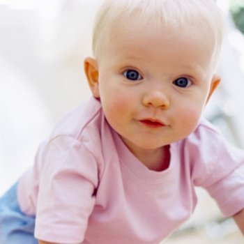 As travessuras e aventuras de um bebê pela casa. Que perigo!