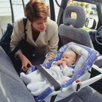 Uma criança inventa um sistema para não esquecer o bebê dentro do carro