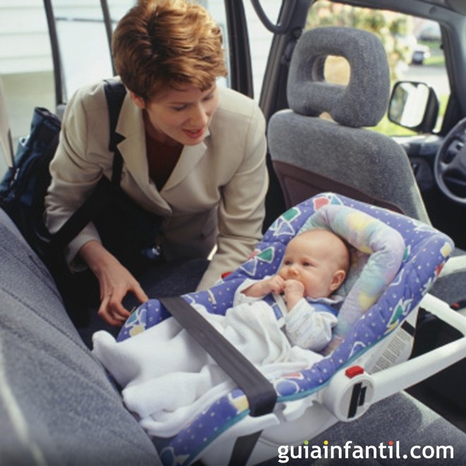 Uma criança inventa um sistema para não esquecer o bebê dentro do carro