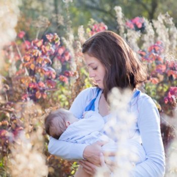 Dar de mamar em público é natural