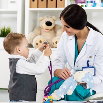 Check-ups médicos e caseiros da criança