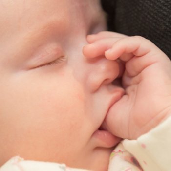 A chupeta ou o dedo para os bebês