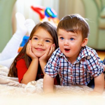 Os pais devem ensinar como a criança deve assistir televisão