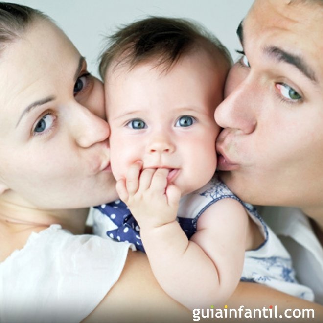 Mães e pais de primeira viagem e superprotetores com seus bebês