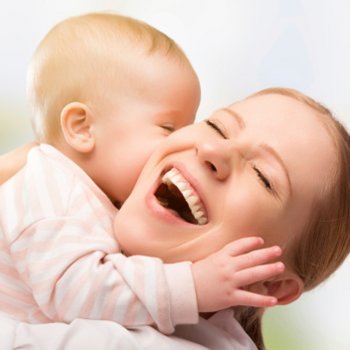 Abrace e beije o seu bebê. É mais que saudável