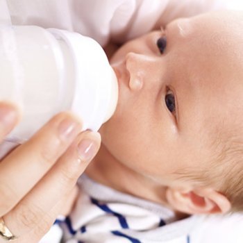 Alimentar ao bebê com mamadeira sem remorsos