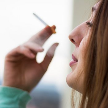 Por que muitas mulheres voltam a fumar após a gravidez