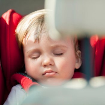 Desgraças que podem acontecer se você deixar a criança sozinha dentro do carro