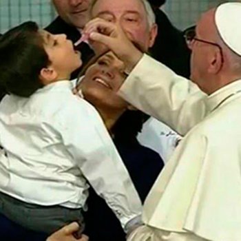 A ‘carinhoterapia’ do Papa Francisco para crianças hospitalizadas
