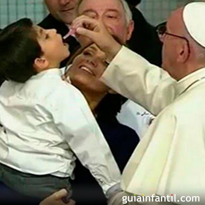 A ‘carinhoterapia’ do Papa Francisco para crianças hospitalizadas