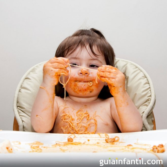 Quando o bebê está preparado para comer com as mãos